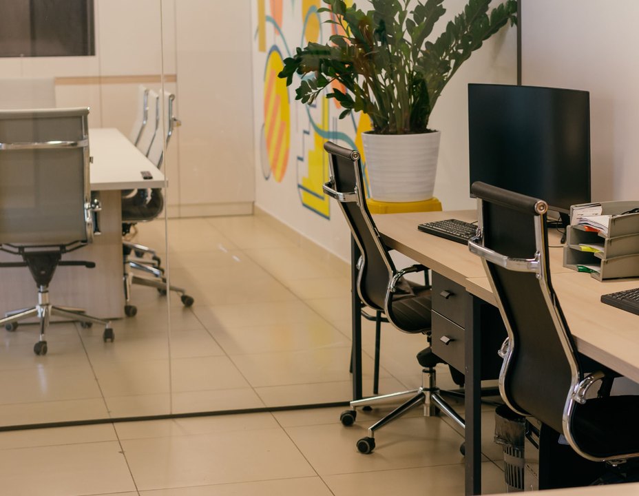 Escritório comercial com estações de trabalho e sala de reunião